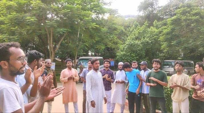 চবি শিক্ষার্থীদের ওপর চলমান হামলার প্রতিবাদে কুবিতে বিক্ষোভ সমাবেশ